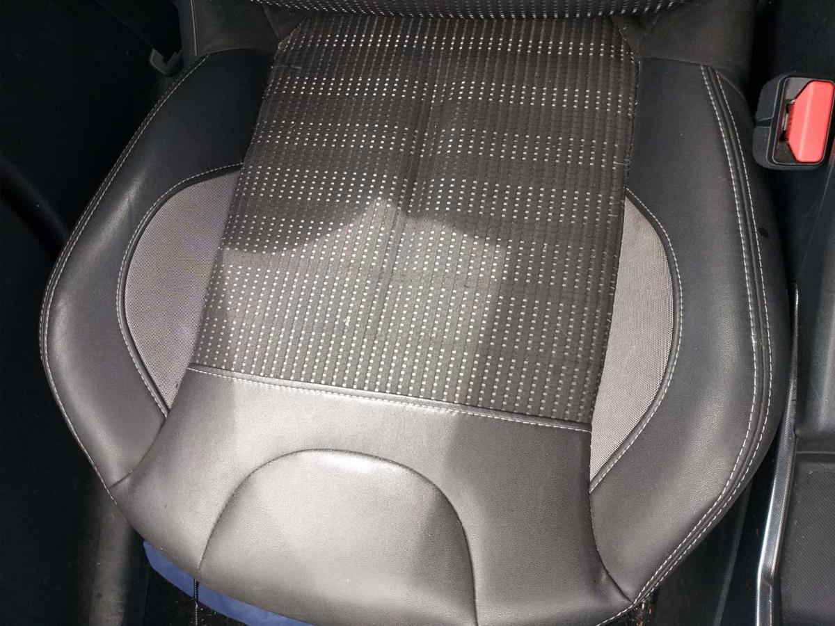 Peugeot 2008 original Sitz vorn rechts Beifahrersitz Teilleder Schwarz manuell verstellbar beheizt Bj.2014